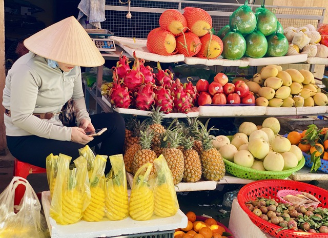 Dứa mang lại nhiều tác dụng tốt cho sức khỏe, vào mùa giá rẻ bán đầy thị trường.