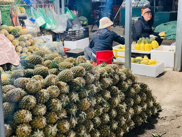 Theo các tiểu thương, dứa càng to, đều đẹp thì có giá càng cao, loại nhỏ sẽ có giá rẻ hơn.