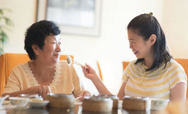 Biết mẹ lương hưu ít, lại hay đau ốm, tôi quyết định mỗi tháng gửi về 3.000 NDT (khoảng 11,5 triệu đồng) để mẹ chi tiêu. Ảnh minh họa