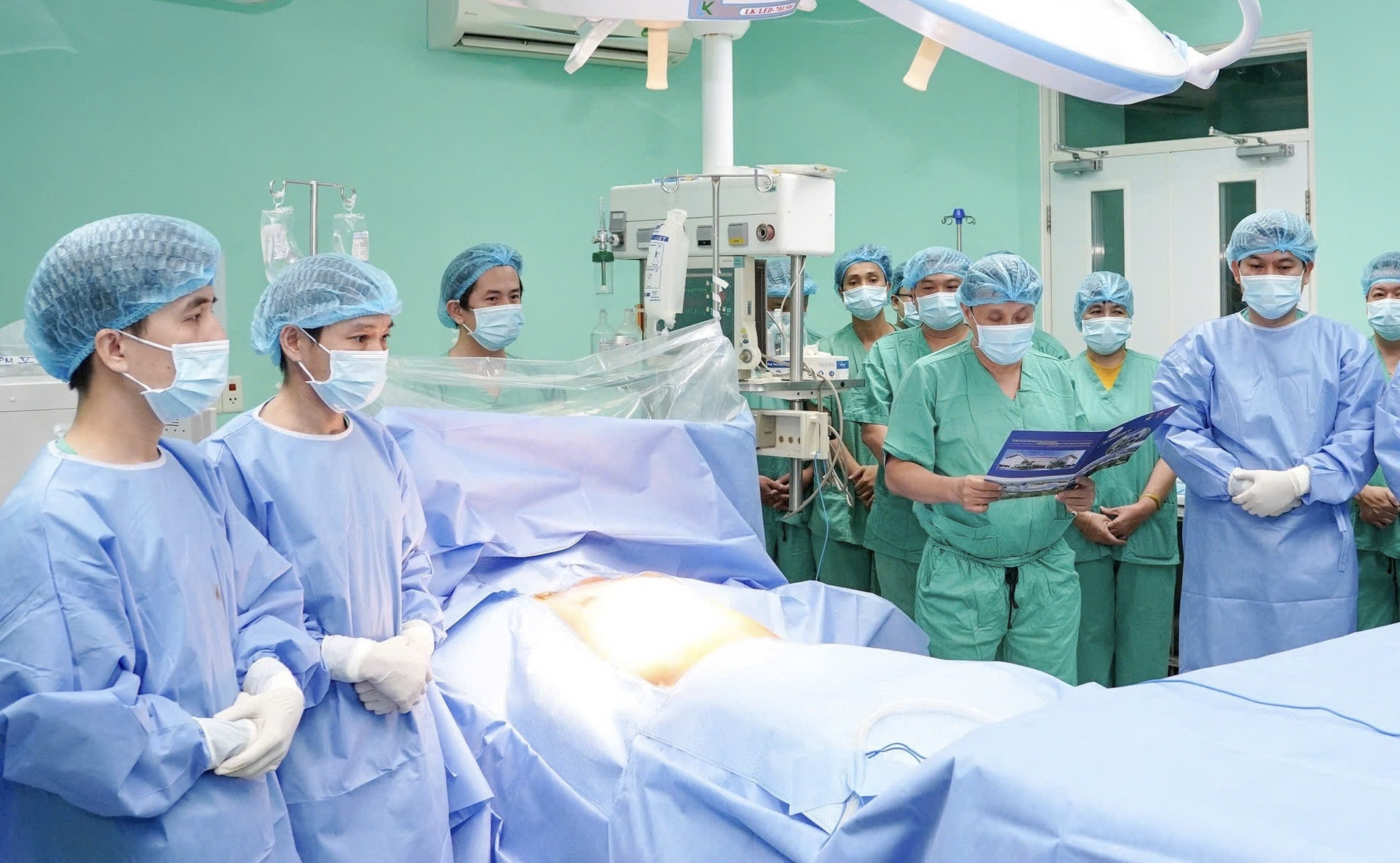 Bác sĩ của Bệnh viện Trung ương Huế tri ân, mặc niệm bệnh nhân hiến tạng chết não. Ảnh BT