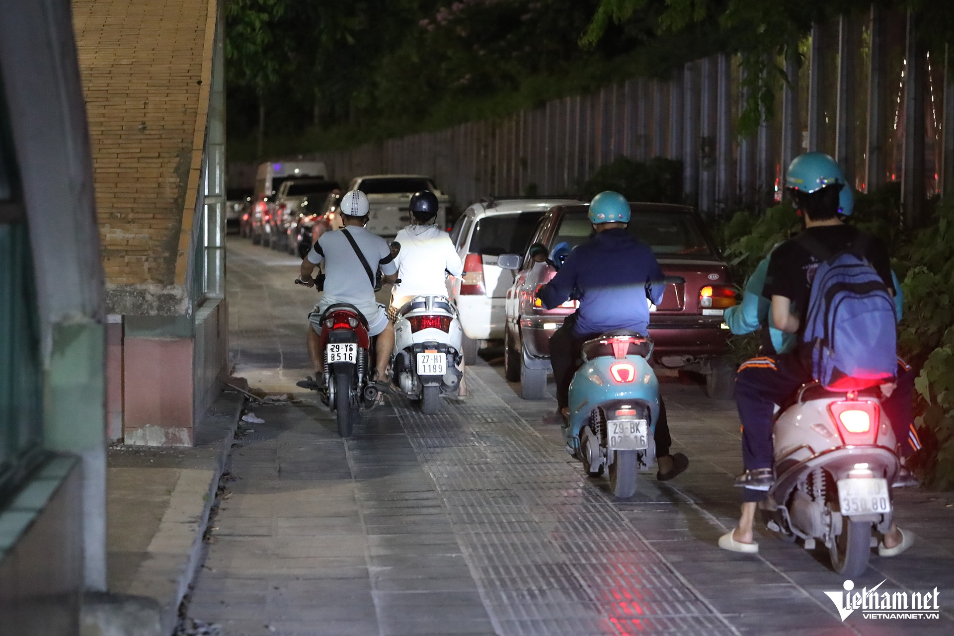 Nửa đêm, người dân về quê amp;#34;néamp;#34; tắc đường, cửa ngõ phía Nam Hà Nội kẹt cứng - 3