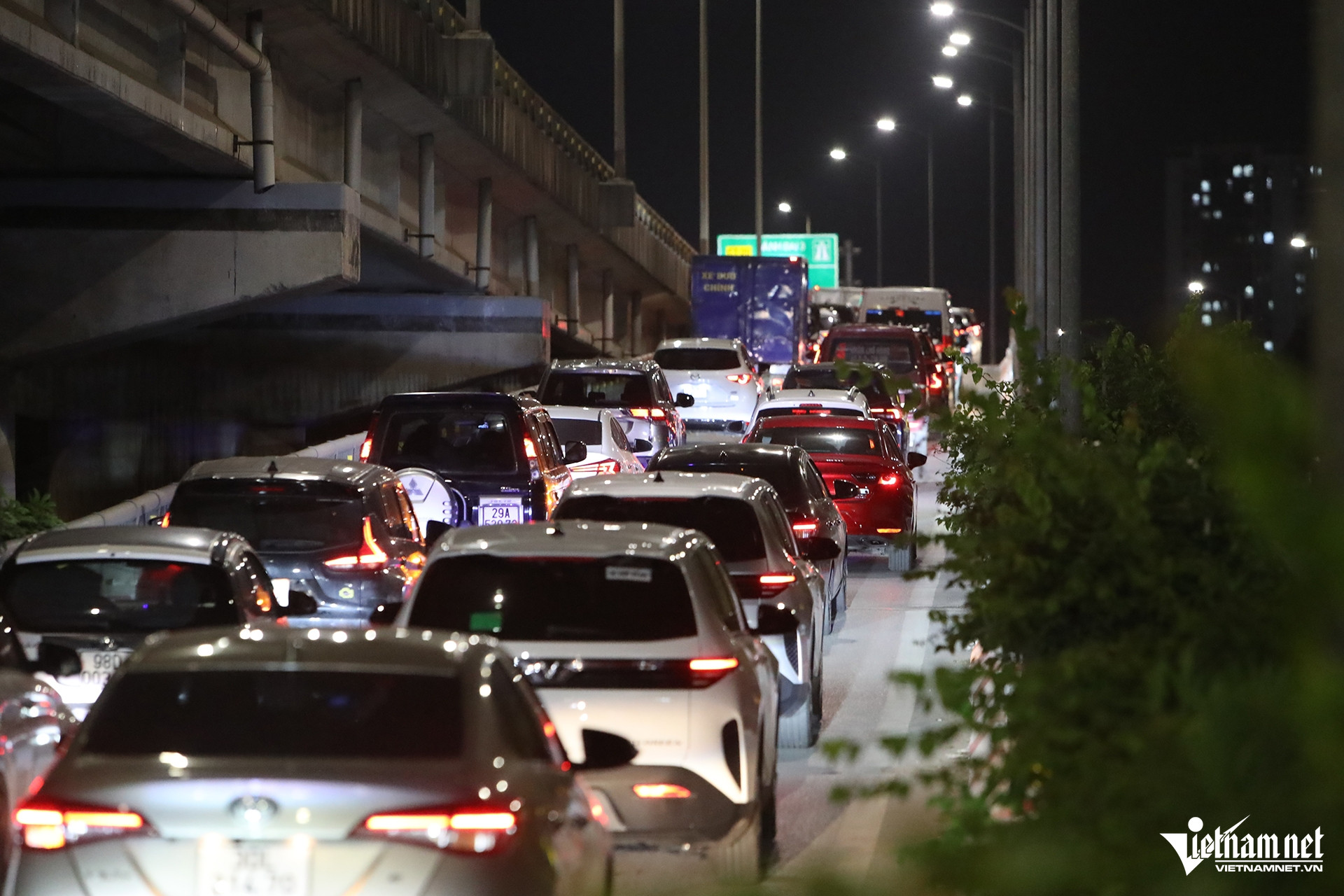 Ùn tắc kéo dài đến lối lên Vành đai 3 trên cao (đoạn qua hồ Linh Đàm, Hà Nội), Đội CSGT đường bộ số 14 (Phòng CSGT Công an Hà Nội) buộc phải bố trí, cán bộ, chiến sĩ túc trực để phân luồng.