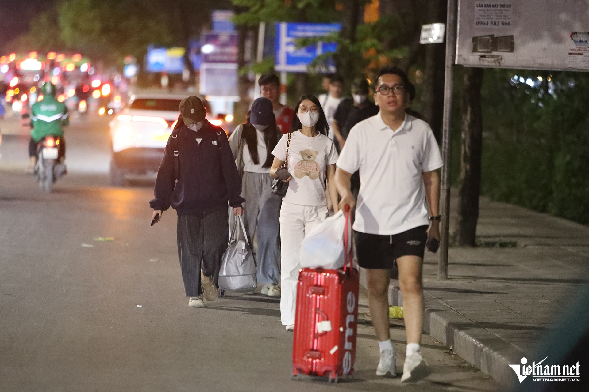 Bạn Nguyễn Linh (quê ở Nghệ An) cho biết, cá nhân lựa chọn về quê buổi đêm để tranh thủ thời gian trên xe để ngủ, vừa tiết kiệm thời gian vừa khỏe người.