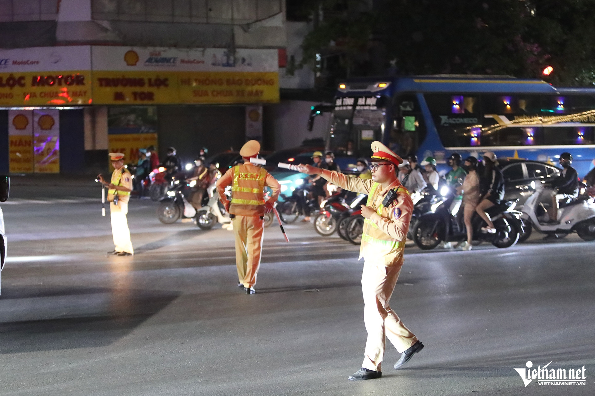 Nửa đêm, người dân về quê amp;#34;néamp;#34; tắc đường, cửa ngõ phía Nam Hà Nội kẹt cứng - 11
