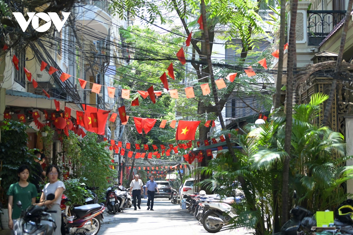 Trên các con phố đông đúc, nhiều quán cà phê treo cờ phía trước cửa, hòa cùng không khí nhộn nhịp của dòng người qua lại.