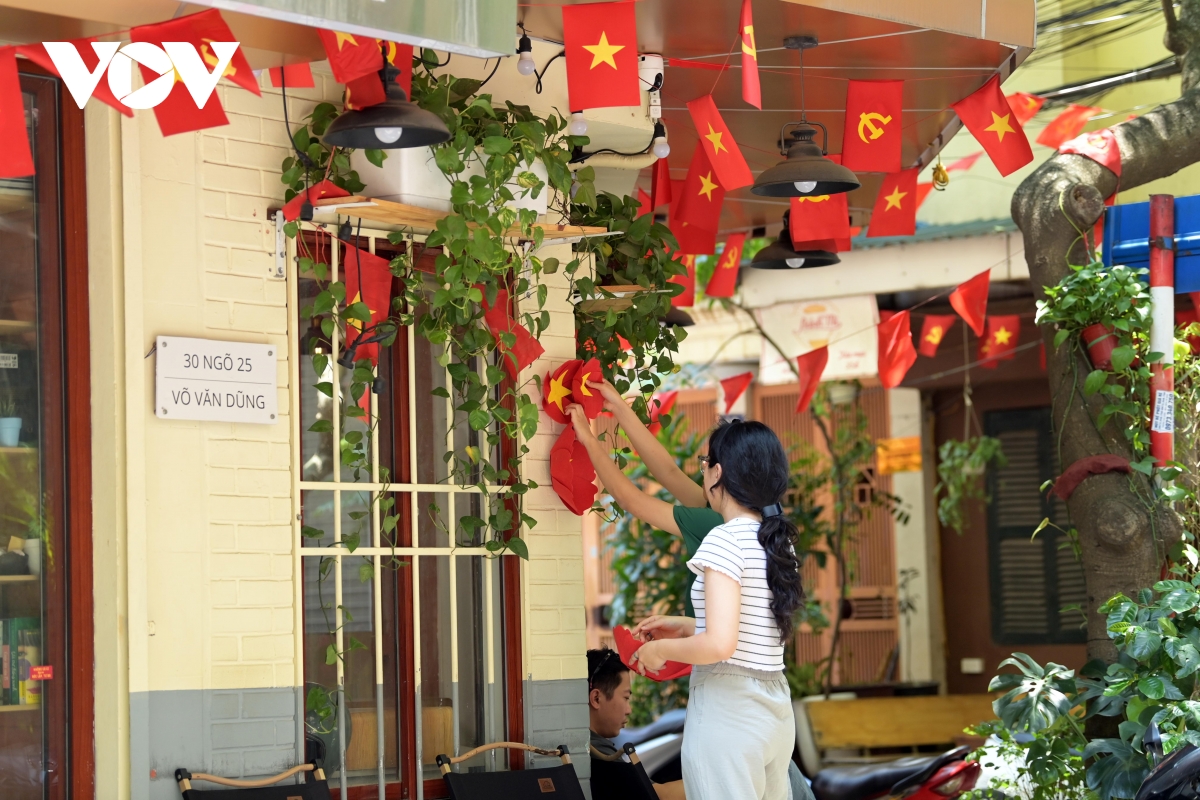 Những lá cờ nhỏ xinh được treo khéo léo bên khung cửa kính, trên mái hiên, như một cách để chủ quán bày tỏ tình yêu đất nước nhẹ nhàng mà tinh tế.