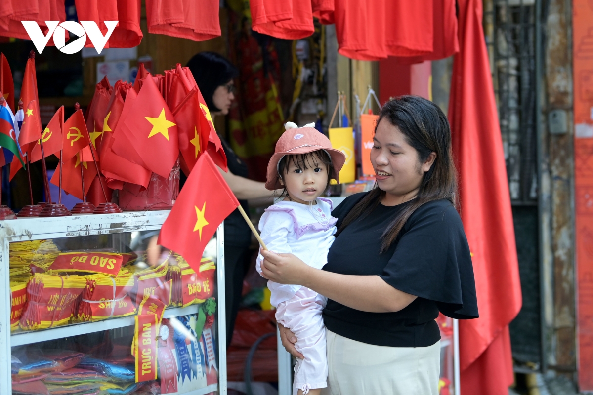 “Tôi thường xuyên mua cờ vào các dịp lễ lớn như Ngày giải phóng miền Nam, Giải phóng Thủ đô và ngày Quốc khánh mùng 2/9 cũng như các ngày trọng đại của đất nước”, chị Nguyễn Ánh Ngọc sống tại Long Biên chia sẻ.