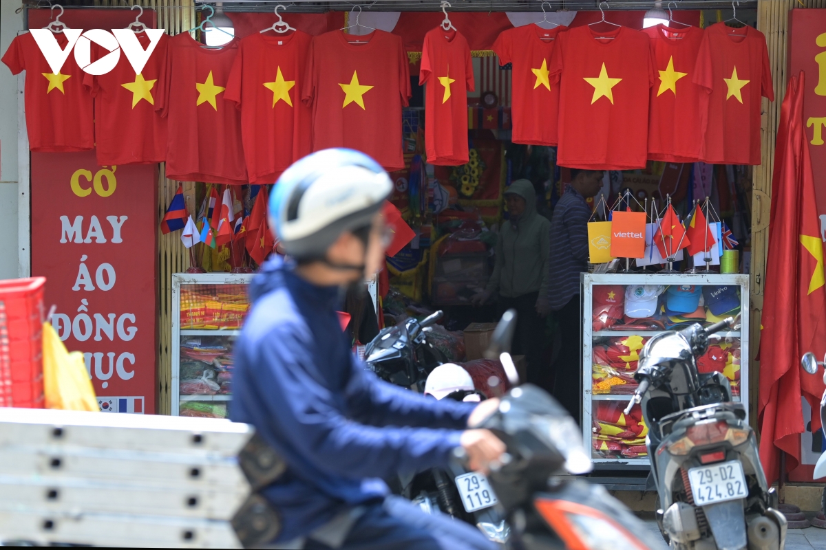Tuyến phố rợp sắc đỏ trong những ngày đặc biệt. Hình ảnh đời thường nhưng đầy tự hào giữa lòng đô thị.