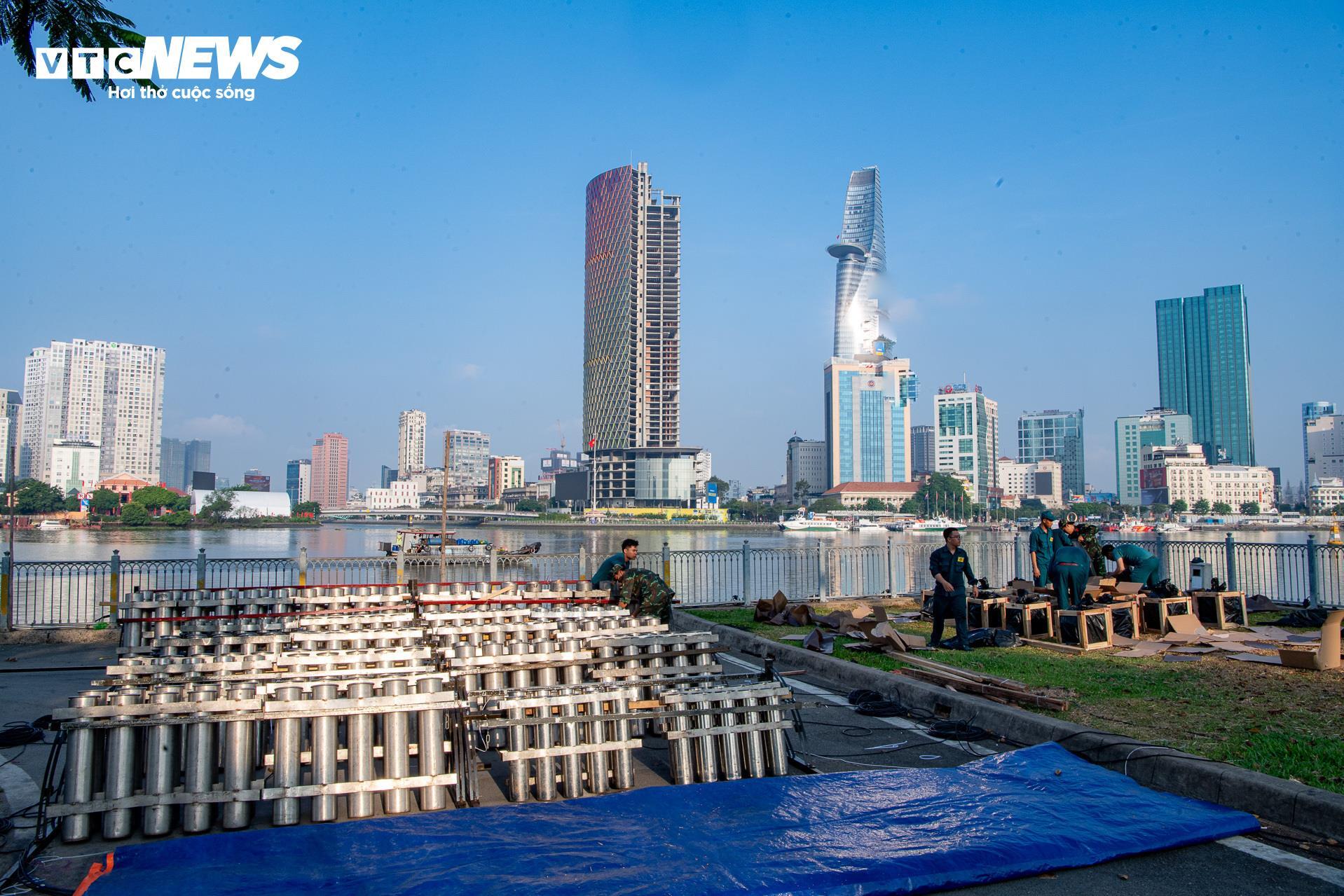 Sáng 30/4, tại Công viên hầm vượt sông Sài Gòn (phường An Khánh), trận địa pháo hoa tầm cao có quy mô lớn nhất TP.HCM cơ bản hoàn tất công tác chuẩn bị, sẵn sàng phục vụ chương trình bắn pháo hoa kỷ niệm 51 năm Ngày Giải phóng miền Nam, thống nhất đất nước (30/4/1975 - 30/4/2026).