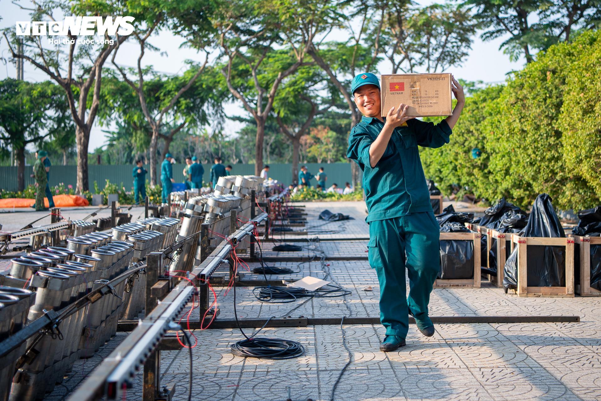 Từ sáng sớm, cán bộ, chiến sỹ Bộ Tư lệnh TP.HCM tiến hành kiểm tra kỹ lưỡng từng nòng pháo, mối nối kỹ thuật nhằm đảm bảo an toàn tuyệt đối trước giờ khai hỏa.