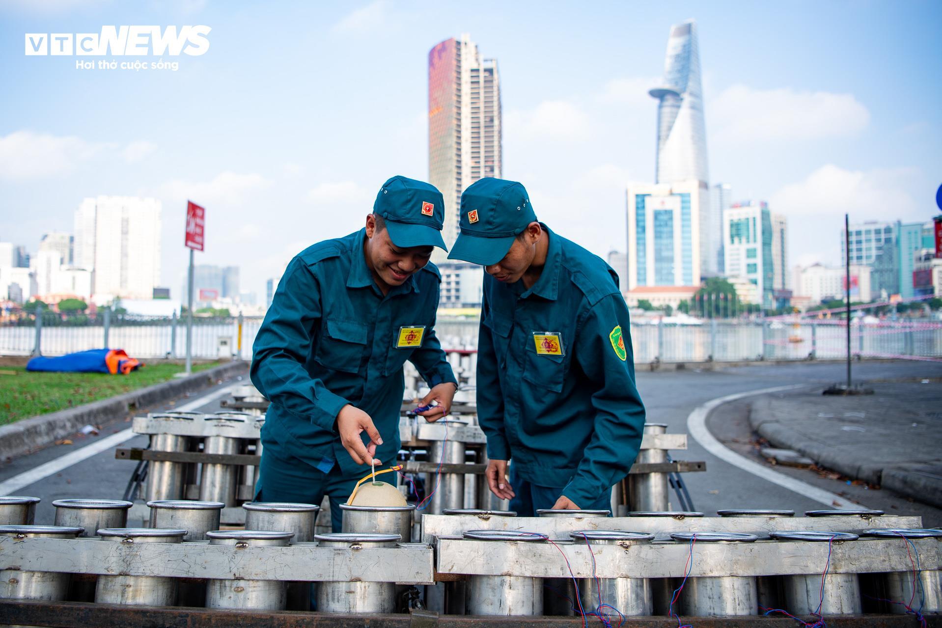Các giàn pháo tầm thấp cũng được đấu nối hệ thống dây dẫn theo đúng quy trình, mỗi giàn được thiết kế riêng biệt để tạo hiệu ứng đa dạng về màu sắc, độ cao và tầm bắn.