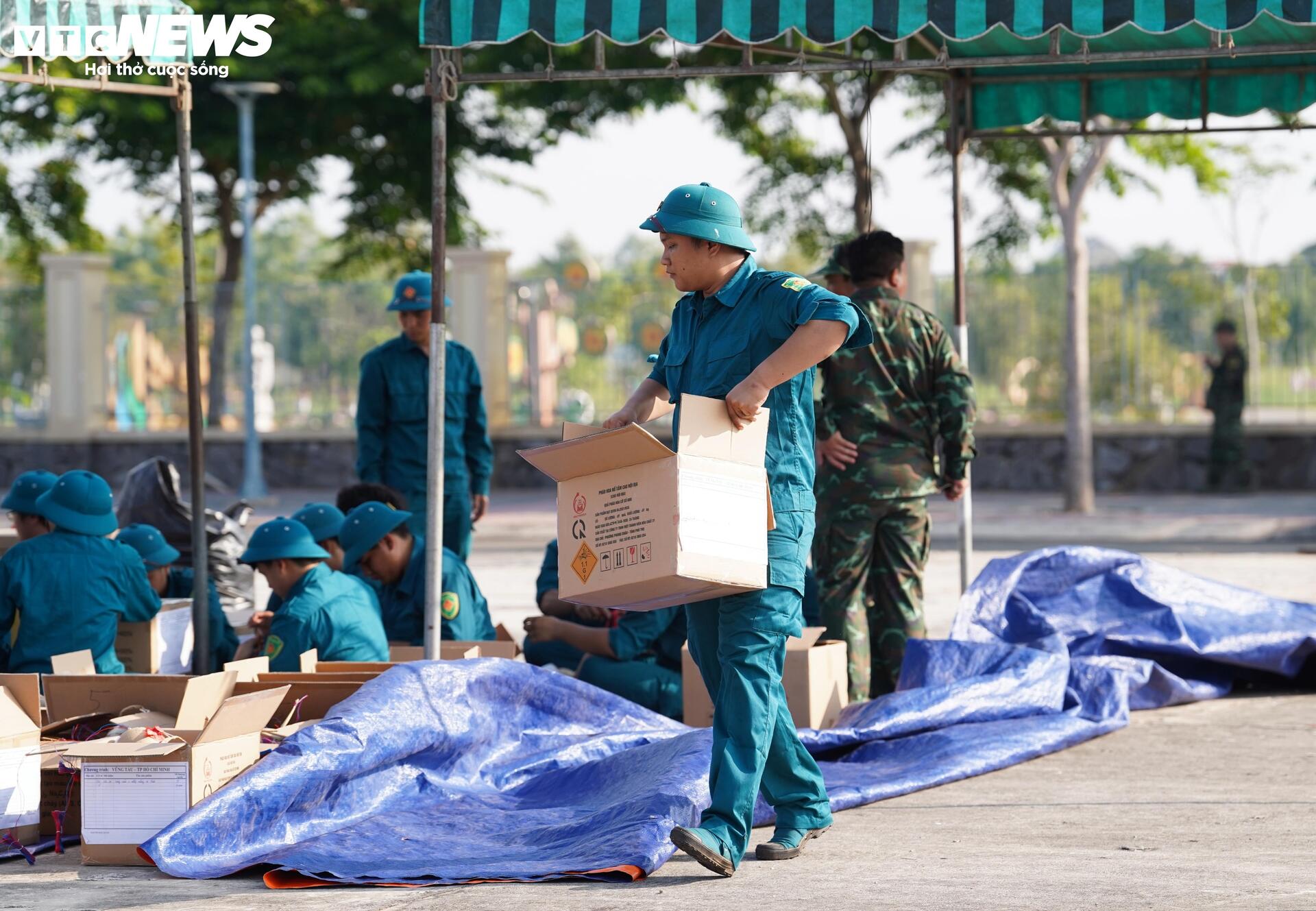 Chương trình bắn pháo hoa được kết hợp với âm nhạc gồm 4 bản nhạc, mỗi bản kéo dài từ 3 đến 4,5 phút. Đặc biệt, phần cuối mang âm hưởng hào hùng, tái hiện không khí chiến thắng của ngày 30/4. Hệ thống âm thanh, ánh sáng được đồng bộ với hiệu ứng pháo hoa nhằm tăng trải nghiệm thị giác và thính giác cho người xem.