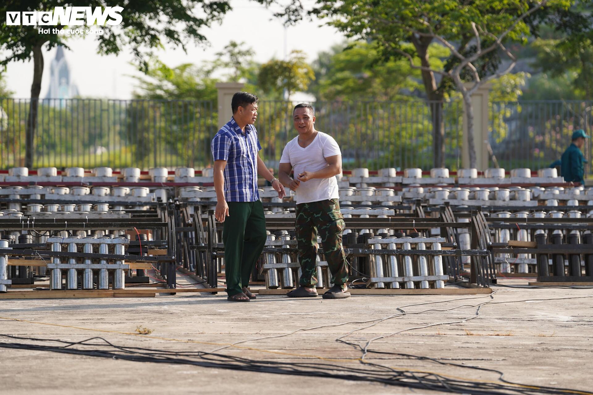 Điểm mới của chương trình năm nay nằm ở cách thiết kế hiệu ứng. Hệ thống pháo được bố trí theo trục dọc tòa nhà, tạo hình cánh bướm mở rộng hai bên thay vì bắn theo phương ngang như trước. Các tầng được kích hoạt đồng loạt, giúp tăng nhịp độ và tạo cảm giác liên tục. Những hiệu ứng quen thuộc như bông lúa, hoa sen, cánh bướm tiếp tục được sử dụng, nhưng được làm mới về cách thể hiện.