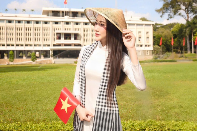Người dân tấp nập mua vé tham quan, check-in Dinh Độc Lập dịp lễ 30/4 - 10