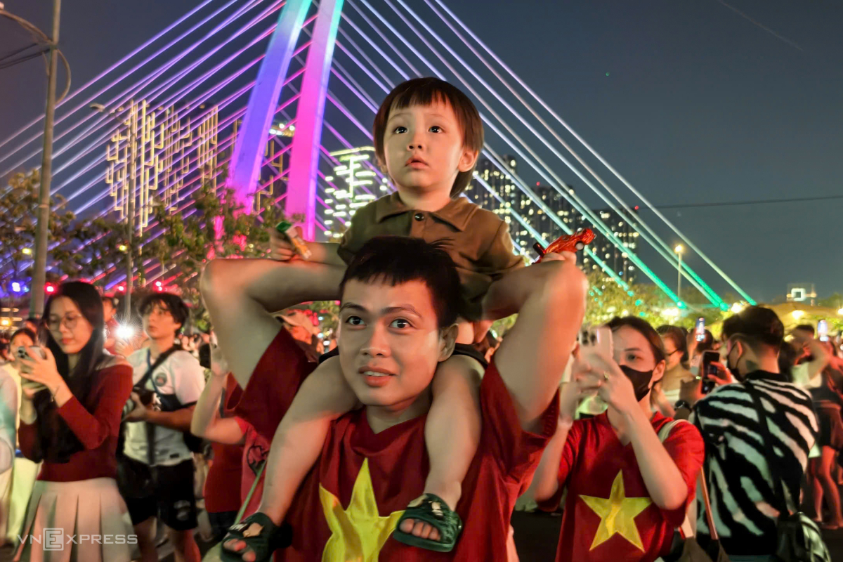 Nhiều phụ huynh bế hoặc đặt con lên vai để theo dõi màn pháo hoa. Anh Phong cho biết đã đưa con trai 3 tuổi đi xem nhân dịp lễ. Đường đông, di chuyển mất thời gian nhưng bù lại pháo hoa rất đẹp, con tôi cũng rất thích, anh nói.