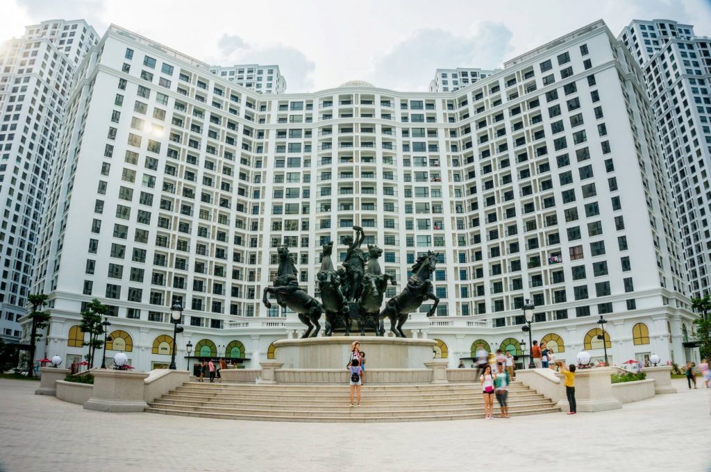 Trong số các trung tâm thương mại lớn ở Hà Nội thì Royal City là cái tên đáng chú ý nhất bởi lối kiến trúc hoành tráng và vô cùng mỹ lệ.