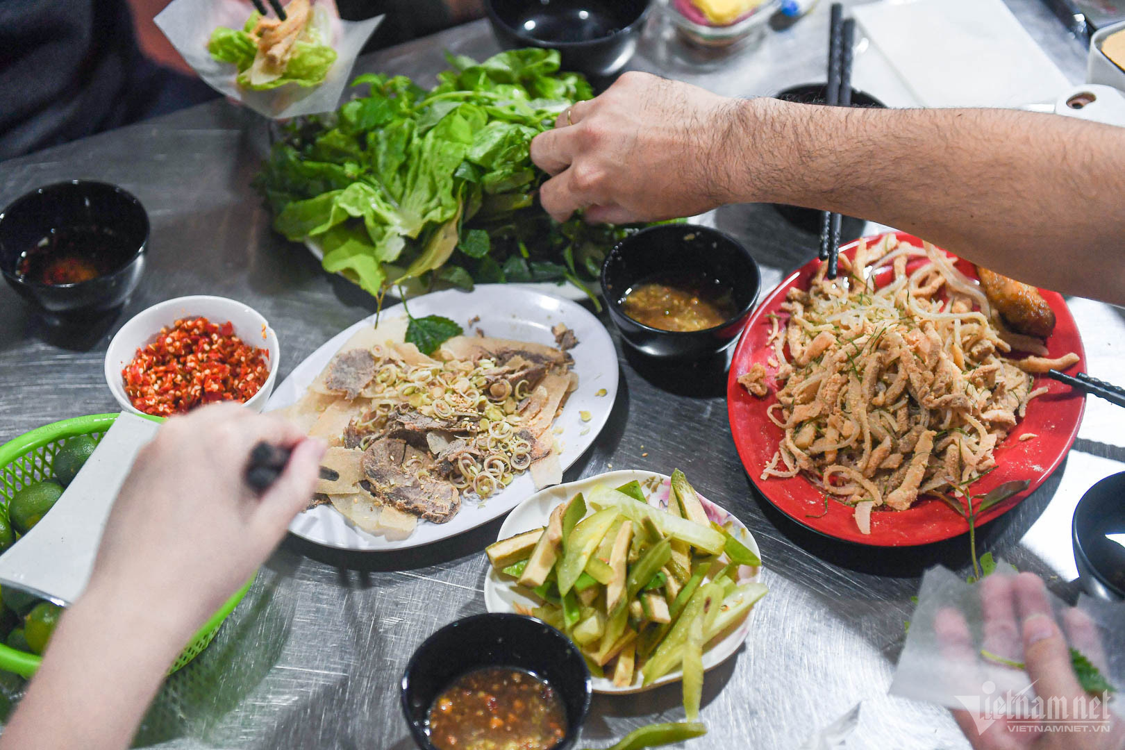 Khi thưởng thức, thực khách sẽ cảm nhận được độ dai, giòn sần sật của bì bò, hòa quyện vị cay nồng của nước chấm, một chút vị chua nhẹ, vị chát của các loại rau, gia vị ăn kèm