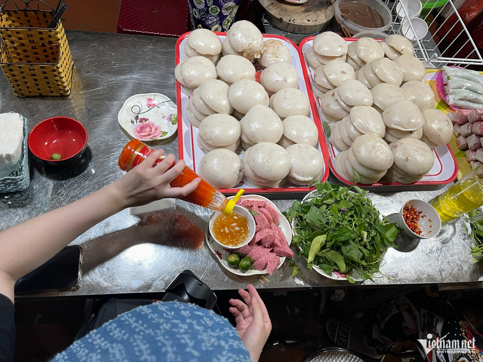 Khác với nem chua Thanh Hóa hay Bình Định cũ, món nem chua Hải Phòng lại có cách chế biến và thưởng thức riêng. Nem giòn, màu hồng nhạt, ăn kèm với bát nước giấm hoa quả và rau thơm
