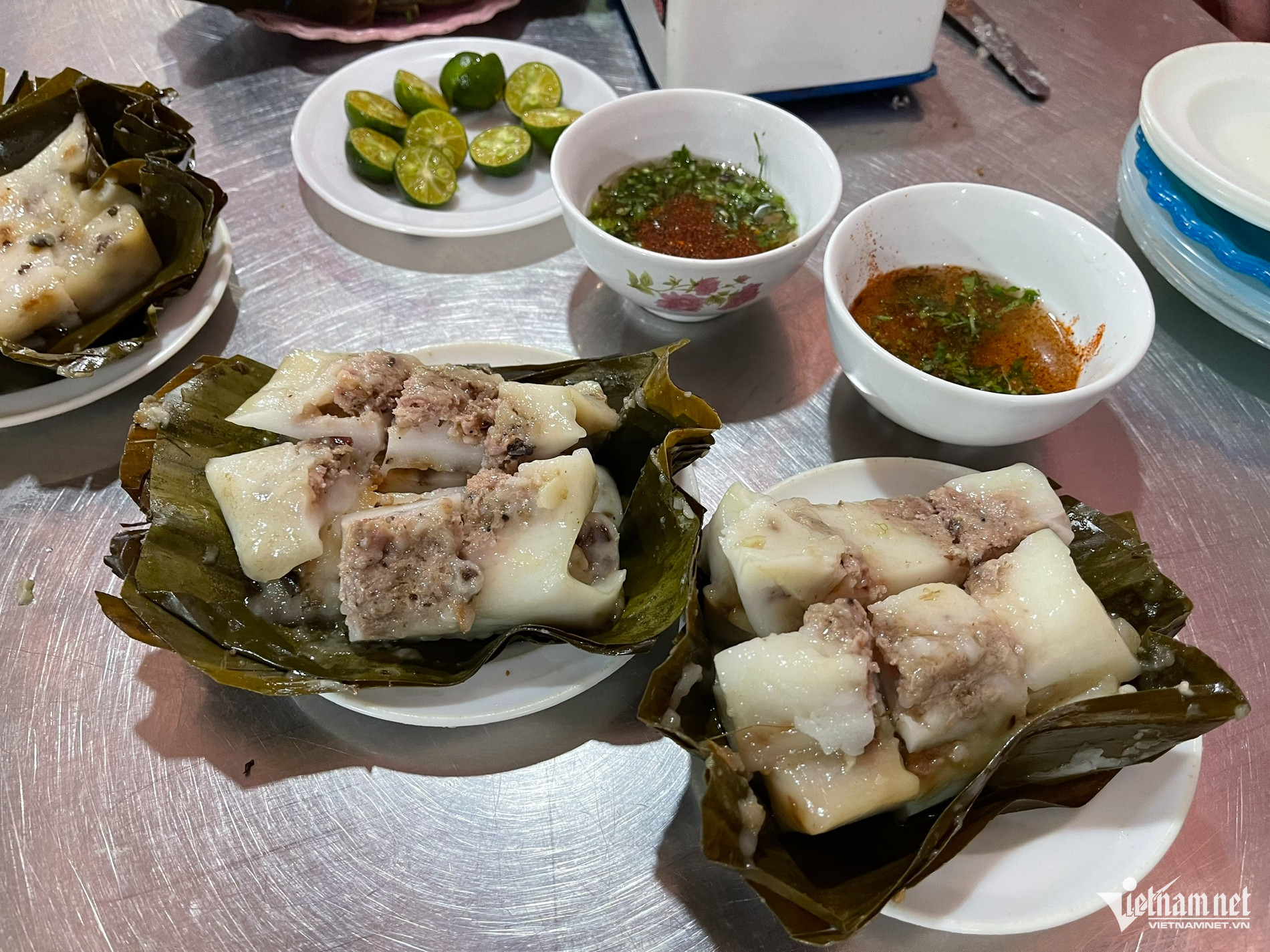 Bánh bèo khá mỏng nên thường được bán theo từng cặp, giá 15.000 - 20.000 đồng