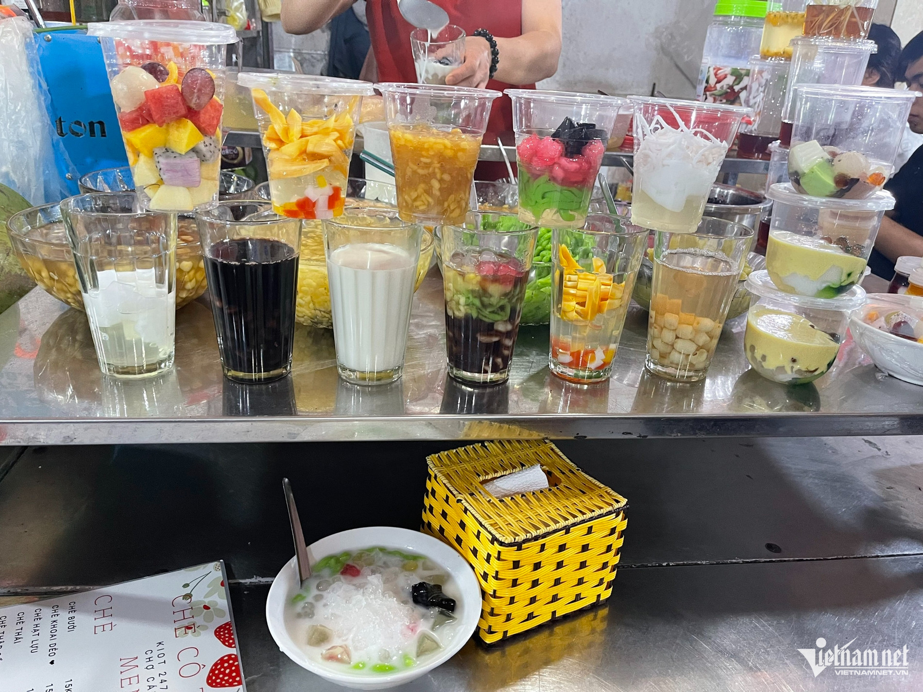 Trong chợ Cát Bi có nhiều hàng chè đủ loại đủ màu từ chè sen, đỗ xanh, đỗ đen, chè bưởi, chè khoai dẻo, thạch găng cho đến hoa quả dầm với đa dạng các loại trái cây theo mùa. Giá chè từ 10.000 đồng/cốc