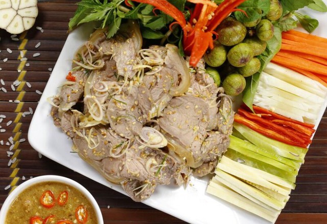 Dê tái chanh với thịt thái mỏng, trộn cùng chanh, sả, gừng, lá chanh và mè rang mang lại vị chua nhẹ, thơm nồng, kích thích vị giác.