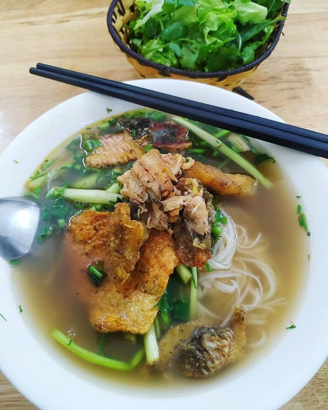 Món ăn dân dã với hương vị đậm đà. Cá rô được làm sạch xương, rim kỹ, ăn cùng bánh đa trần, rau xanh, hành phi. Nước dùng thanh mát, dễ ăn.