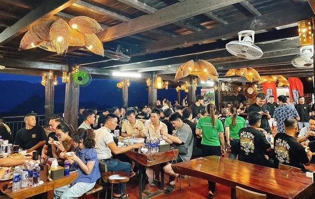 Nhiều nhà hàng, khu nghỉ dưỡng tại Khu du lịch sinh thái cộng đồng Pù Luông có thời điểm quá tải lượng khách.