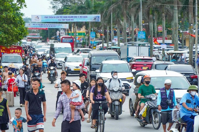 Trong những ngày cao điểm, tại một số khu du lịch biển ở Thanh Hóa vẫn xảy ra tình trạng quá tải cục bộ, đặc biệt là áp lực về giao thông.
