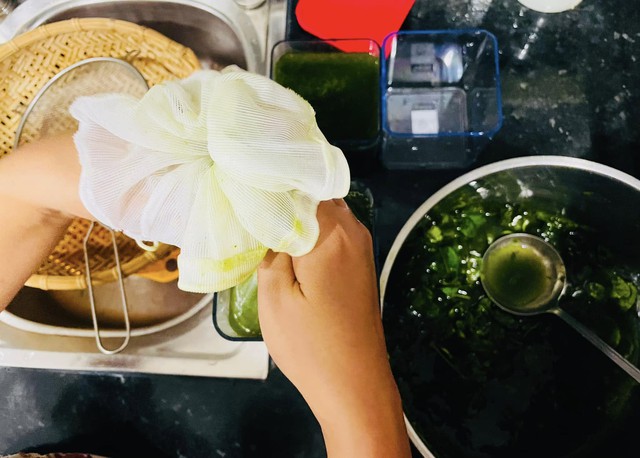 Bước 3: Lọc hỗn hợp qua rây để loại bỏ bã. Có thể thêm đường, vani hoặc nước cốt dừa tùy thích. Mọi người cần lưu ý không cho quá nhiều để tránh thạch khó đông.