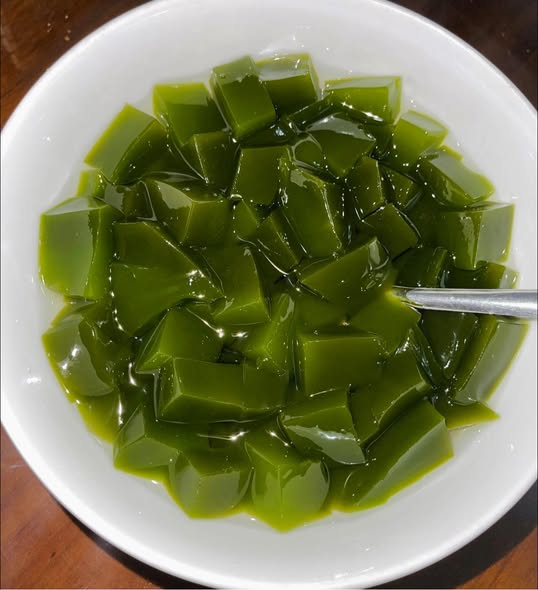 Bước 4: Sau khoảng 2–5 giờ, hỗn hợp sẽ đông lại thành thạch sương sâm giải nhiệt cho mùa hè. Có thể bảo quản trong ngăn mát tủ lạnh và sử dụng trong 2–3 ngày.