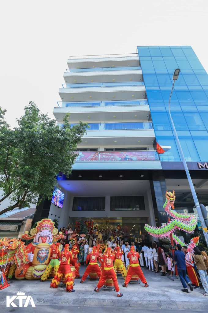 Tòa nhà 6 tầng của gia đình Khánh Thi - Phan Hiển - 2