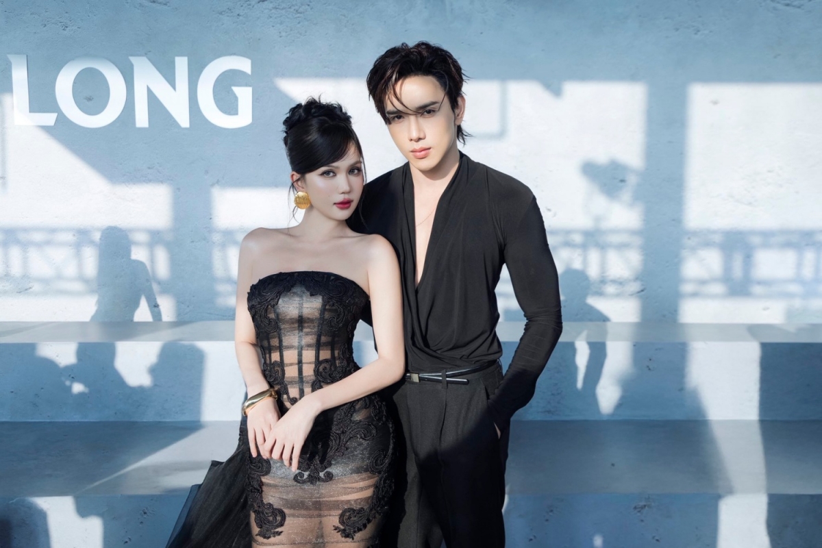 Cô diện bộ đầm corset xuyên thấu khi gặp Thuận Nguyễn - diễn viên Bẫy ngọt ngào - tại show thời trang của nhà thiết kế Đỗ Long, cuối năm 2025.