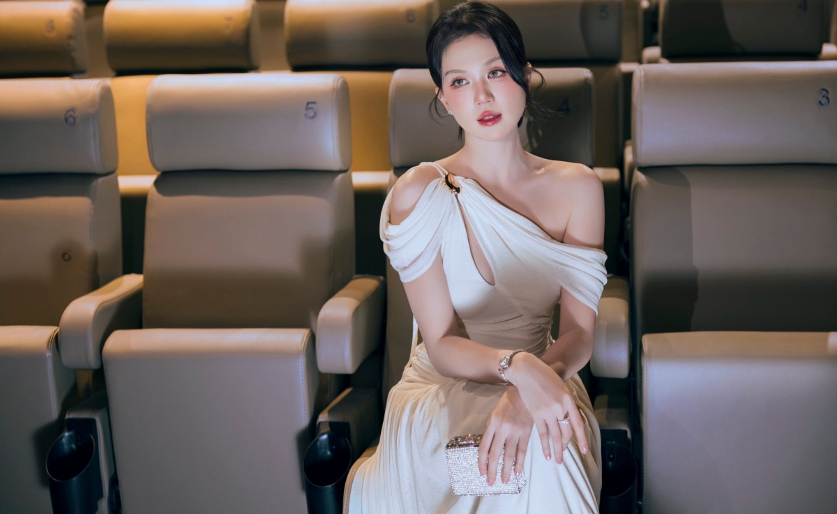 Cô trang điểm theo mốt gò má ửng hồng, môi đỏ mọng - xu hướng đang được nhiều sao yêu thích.