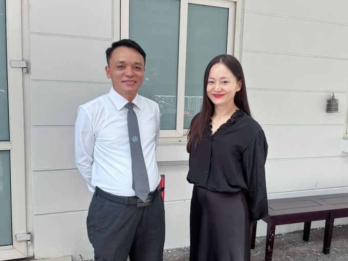 Lan Phương và luật sư của mình sau khi kết thúc phiên tòa phúc thẩm, trưa 6/5.