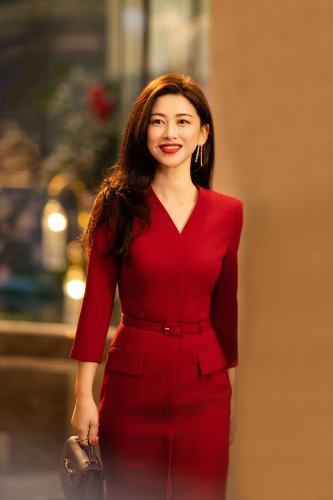 Trong phim mới Mật Ngữ Kỷ đóng cặp với Chung Hán Lương, Chu Châu vào vai một nữ luật sư sắc sảo, độc lập, toát lên vẻ quyến rũ trưởng thành và bản lĩnh trong cả công việc lẫn tình cảm. Ảnh: Weibo