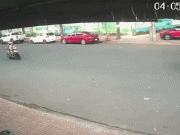Clip Eva - Clip: Ô tô 'rụng' bánh giữa đường, tài xế loay hoay đi tìm