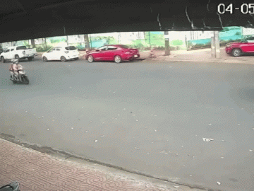 Clip: Ô tô 'rụng' bánh giữa đường, tài xế loay hoay đi tìm