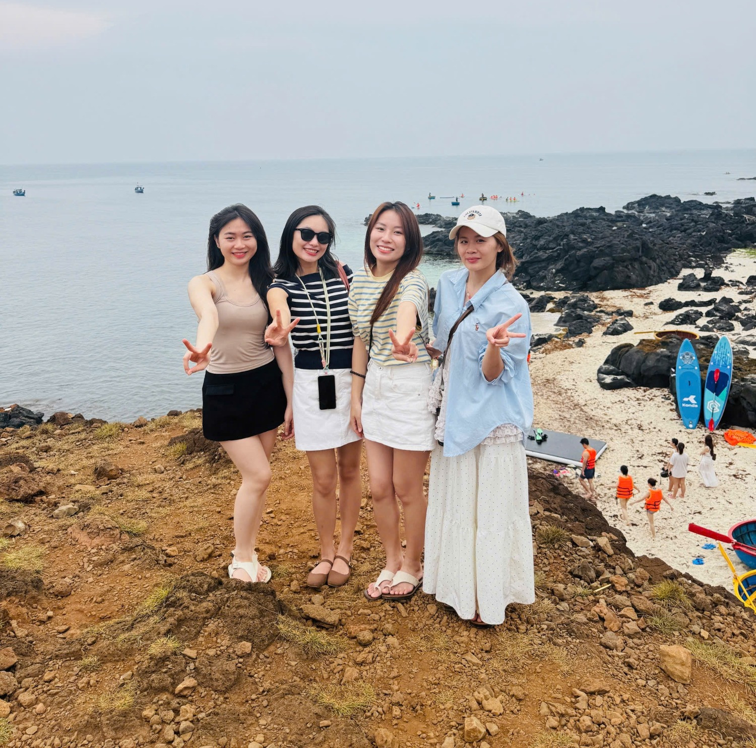 Những vách đá núi lửa là địa điểm check-in nổi tiếng ở đảo Bé
