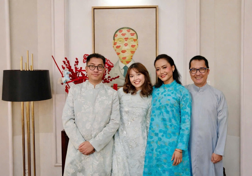 Hồng Ánh bên ông xã và các con riêng của anh. 