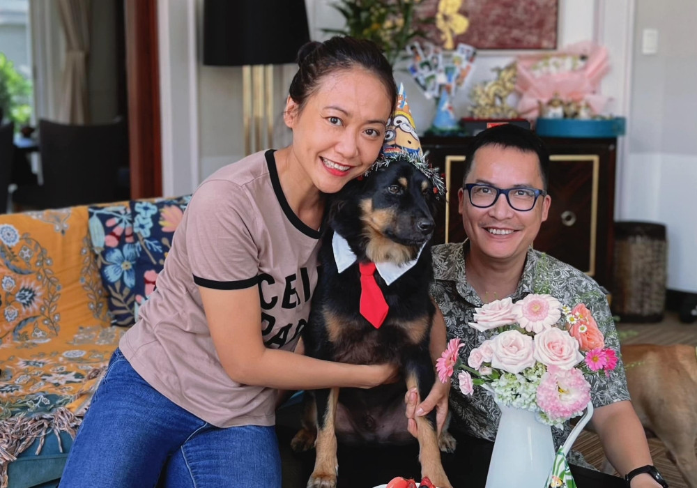 Hồng Ánh bên ông xã - doanh nhân kiêm nhà phê bình văn học Nguyễn Thanh Sơn. 