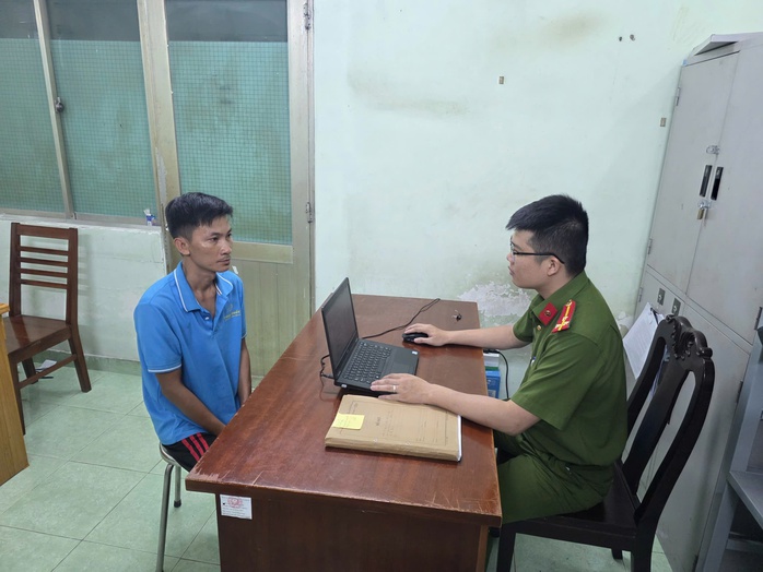Triệu tập người đàn ông bạo hành trẻ em. Ảnh: Công an cung cấp