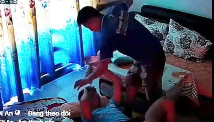 Người đàn ông đánh bé trai liên tiếp vào đầu, mặt bị mời làm việc. Ảnh: Cắt từ clip