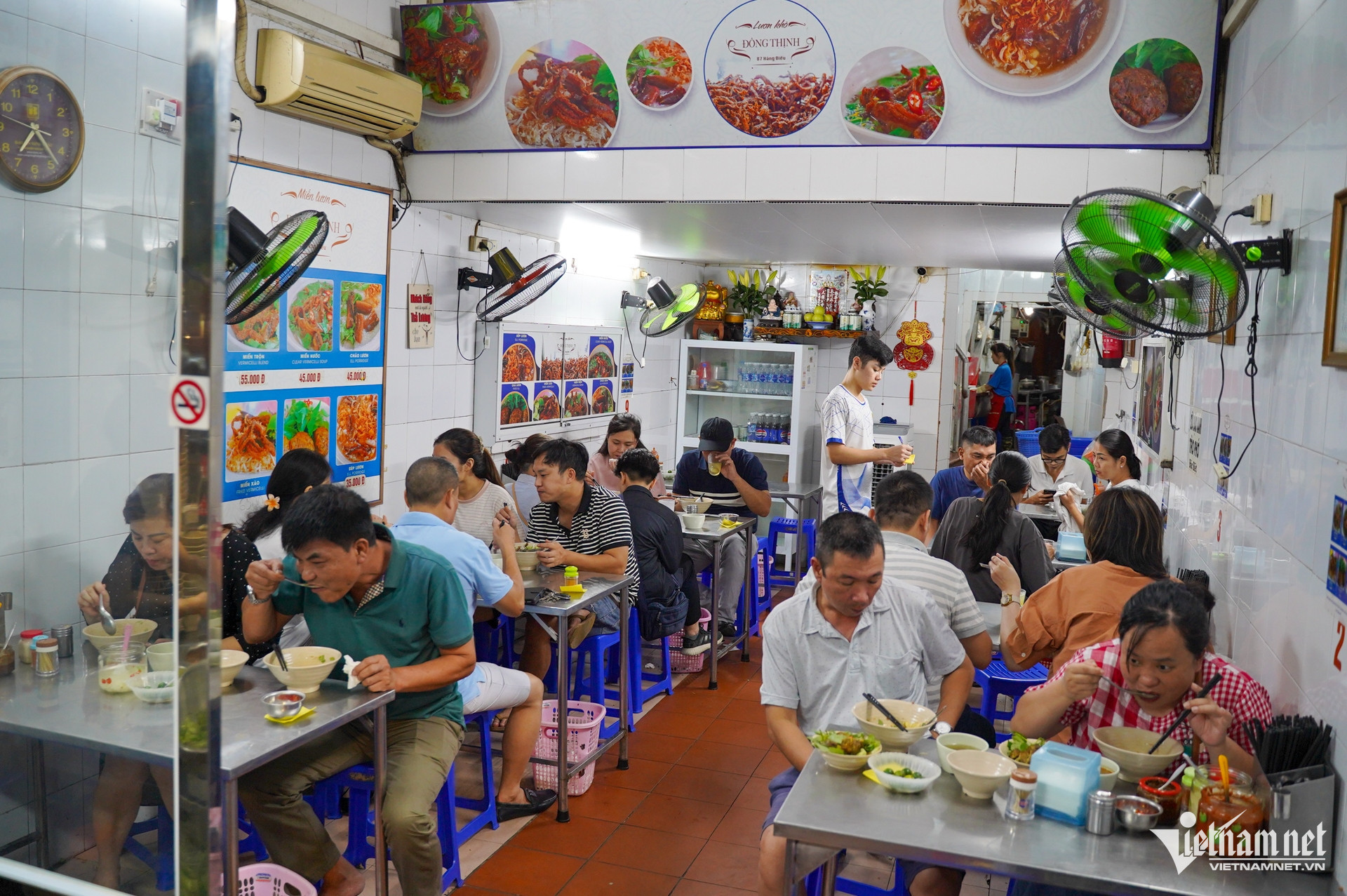 Quán mở cửa từ 6h đến 22h30. Giờ đông khách nhất của quán là thời điểm ăn trưa (11h30 - 13h) và ăn tối (19h - 20h30)