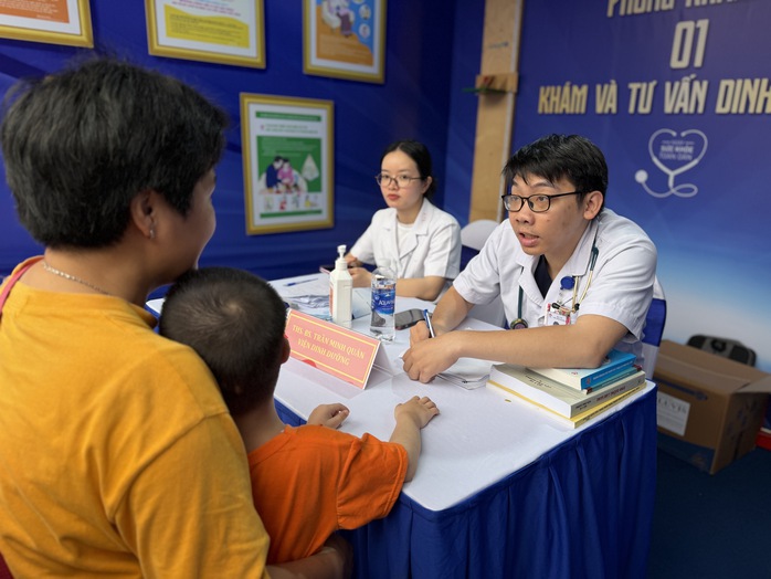Bác sĩ khám và tư vấn dinh dưỡng cho trẻ dưới 6 tuổi