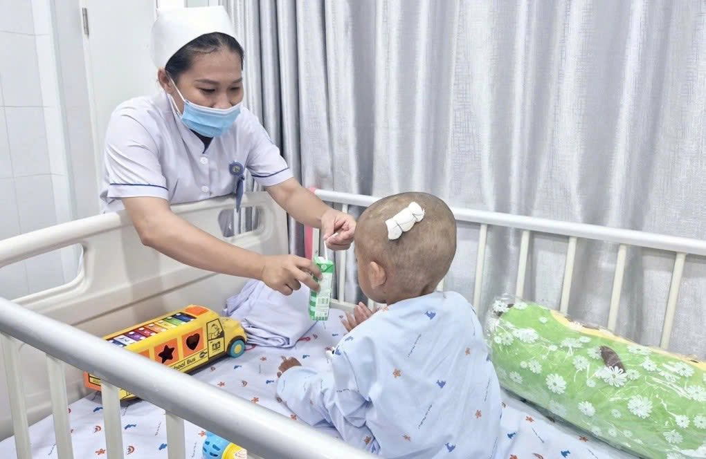 Bé được đội ngũ nhân viên Y tế tại Bệnh viện Nhi đồng 1 ân cần điều trị và chăm sóc y tế. Ảnh: BVCC.