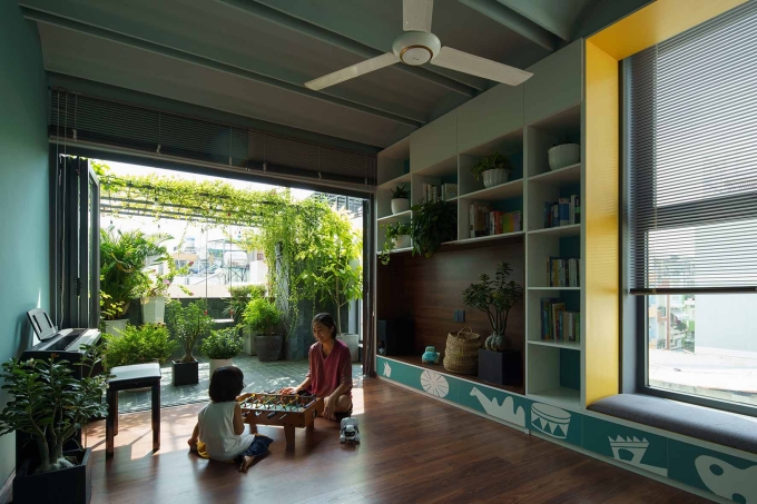Một căn nhà tại TP HCM trồng hệ cây xanh tại ban công, vừa chống nóng vừa đem lại không khí dễ chịu vào bên trong. Ảnh: Lưu Quốc Thịnh