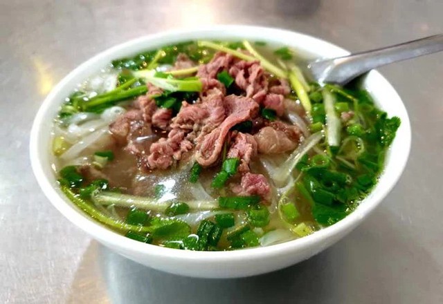 Thịt bò nên chần kỹ qua nước dùng phở sôi.