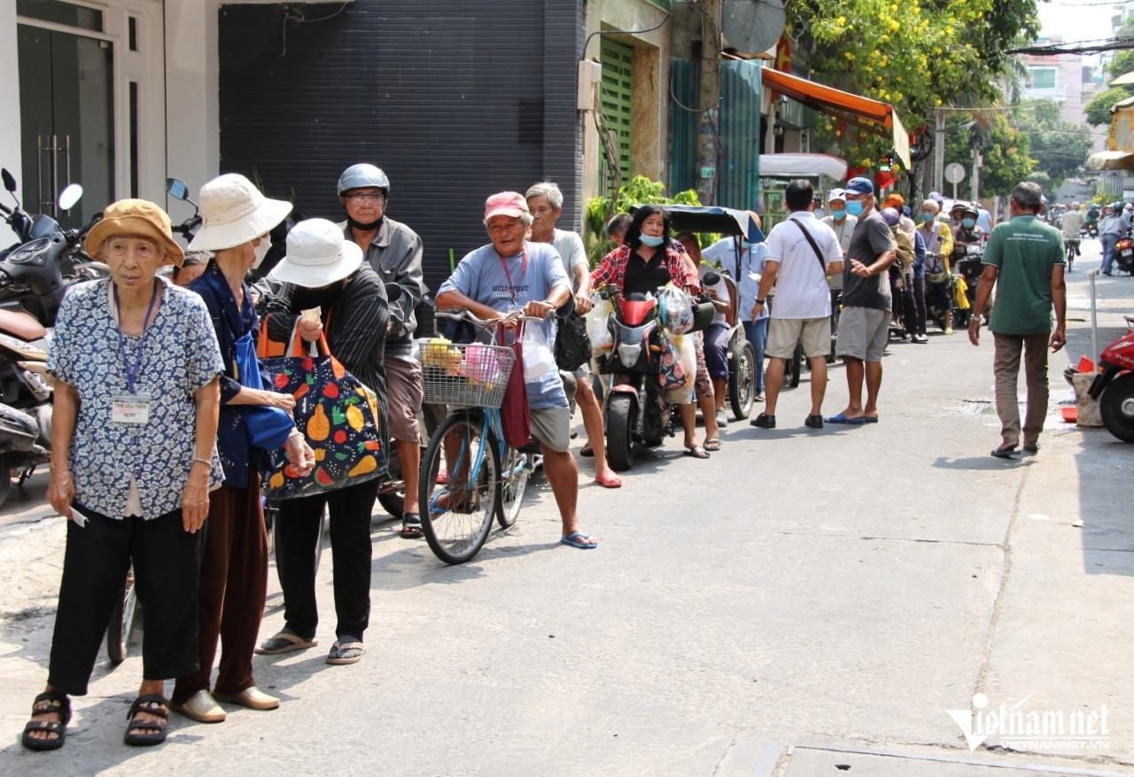 Khoảng 9h20, người già từ 70 tuổi trở lên, người khuyết tật, mất sức lao động xếp hàng mua cơm