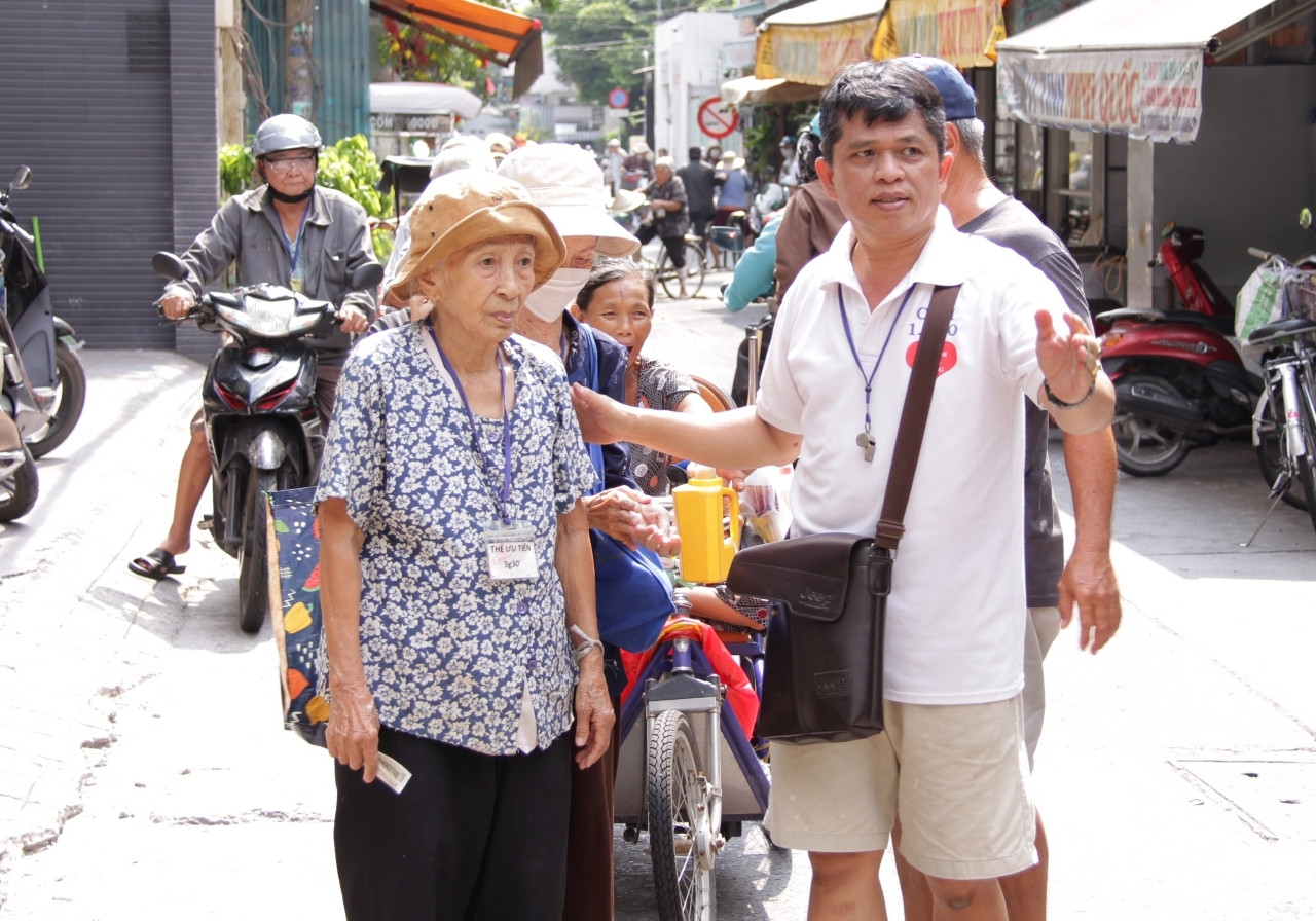 Anh Thức (áo trắng) thành lập, duy trì hoạt động Cơm 1.000 đồng từ năm 2016