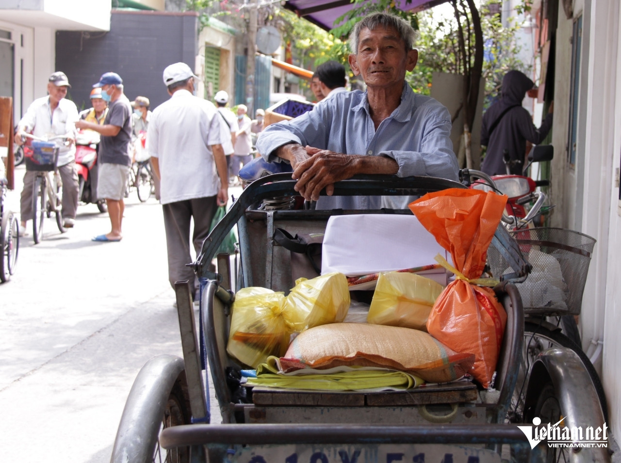 Đạp xích lô kiếm thu nhập nuôi con tâm thần, vợ bệnh, ông Nguyễn Văn Phải (SN 1949) cho biết những suất cơm 1.000 đồng giúp ông tiết kiệm được một phần chi phí